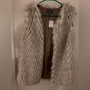 NWT RUE21 L/XL FAUX FUR VEST